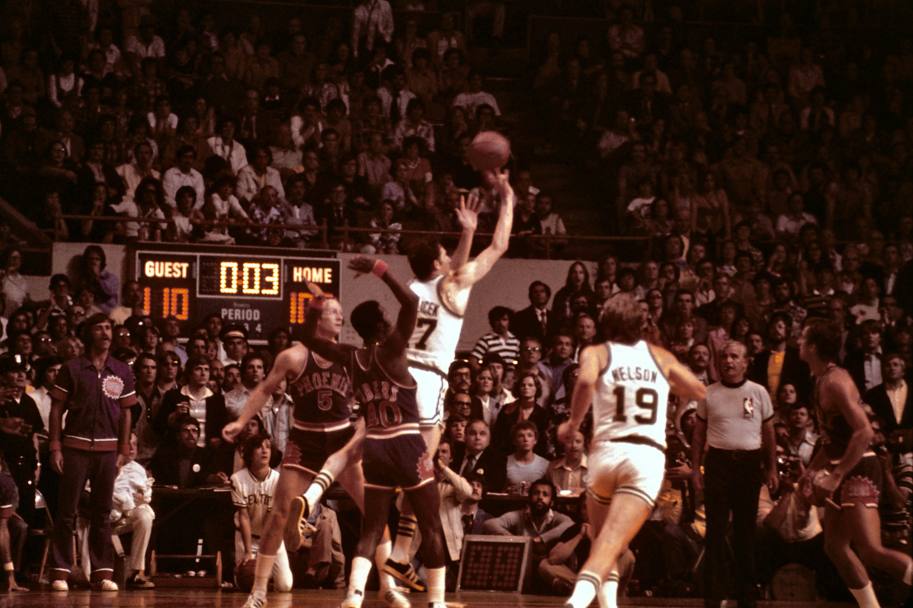 1976, gara-5 Boston Celtics vs Phoenix Suns John Havlicek al tiro (Nba)